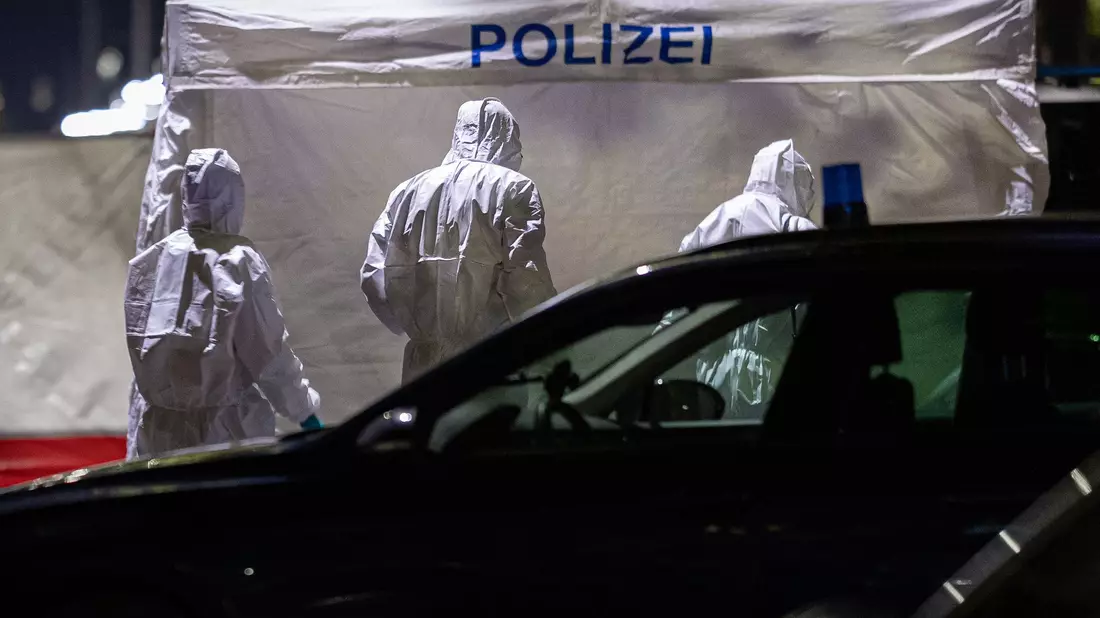 Auch Spürhunde waren abends im Einsatz. - Bild: Moritz Frankenberg/dpa