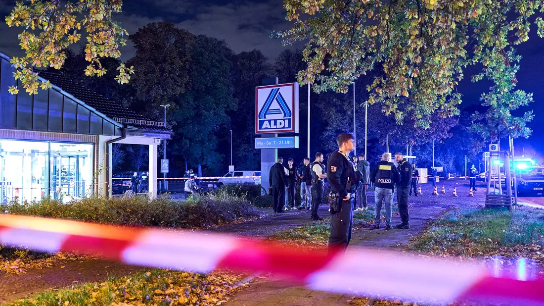 Mindestens eine Person wurde verletzt und in ein Krankenhaus gebracht.  - Bild: Michael Ukas/dpa
