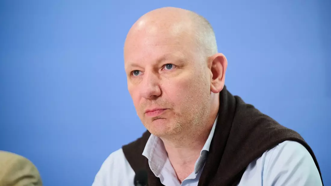 Seit 2002 untersucht die Leipziger Autoritarismus-Studie, auch als Mitte-Studie bekannt, alle zwei Jahre autoritäre und rechtsextreme Einstellungen in der Gesellschaft. (Archivbild) - Bild: Annette Riedl/dpa