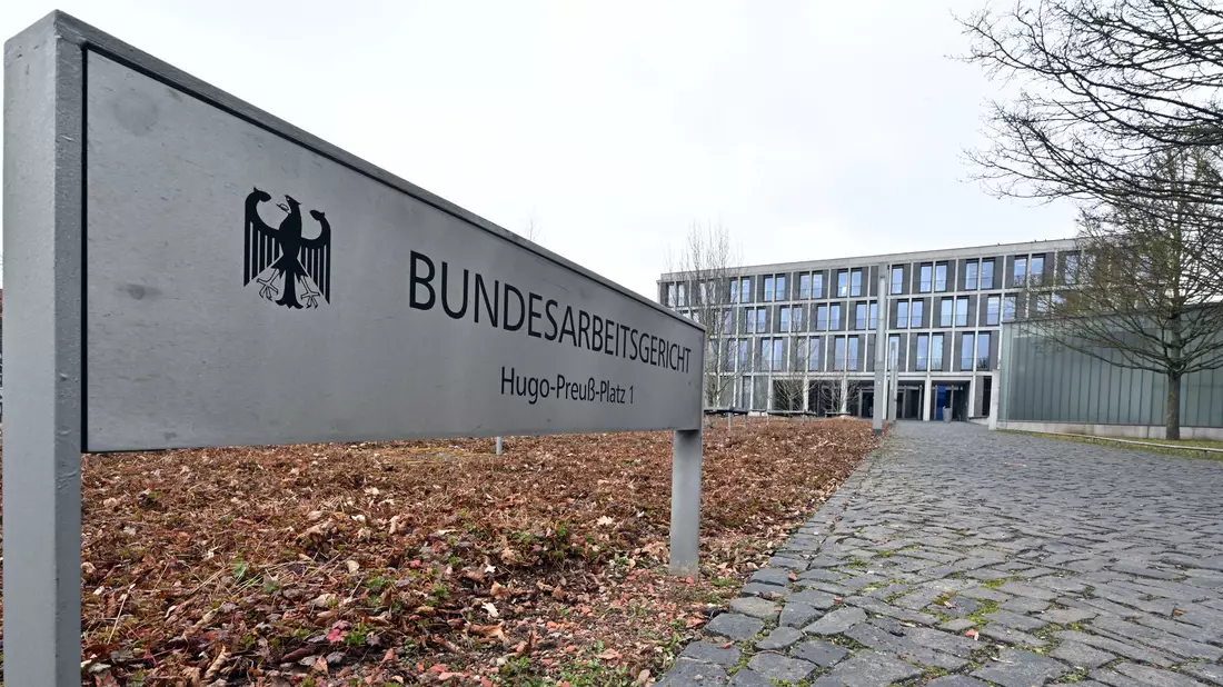 Das Bundesarbeitsgericht verhandelt über Lohngerechtigkeit zwischen Frauen und Männern (Illustration).  - Bild: Martin Schutt/dpa