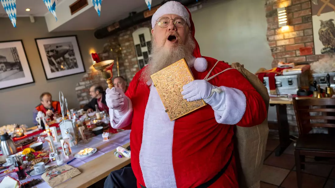 Anschauungsmaterial Glocken: Ein Auftritt als Weihnachtsmann will gut vorbereitet sein. - Bild: Thomas Banneyer/dpa