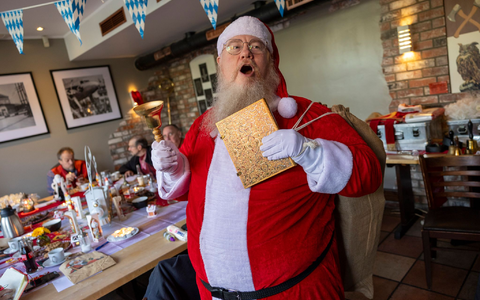 Anschauungsmaterial Glocken: Ein Auftritt als Weihnachtsmann will gut vorbereitet sein. - Foto: Thomas Banneyer/dpa