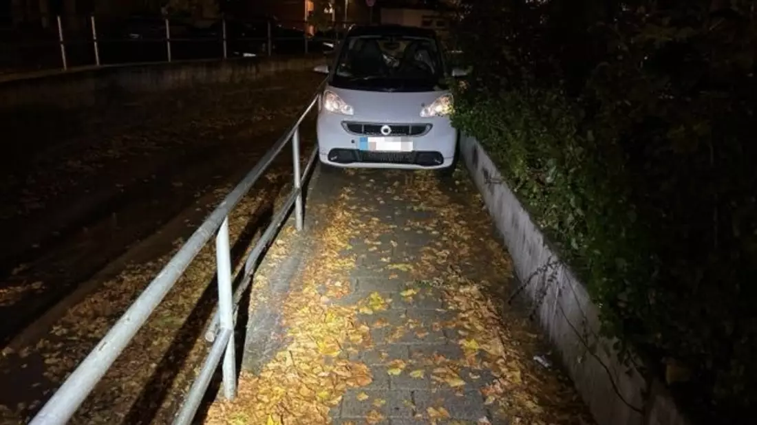 POL-OF: Zwischen Geländer und Mauer gefangen: Smart-Fahrer fuhr sich auf schmalem Gehweg fest - Bild: presseportal.de