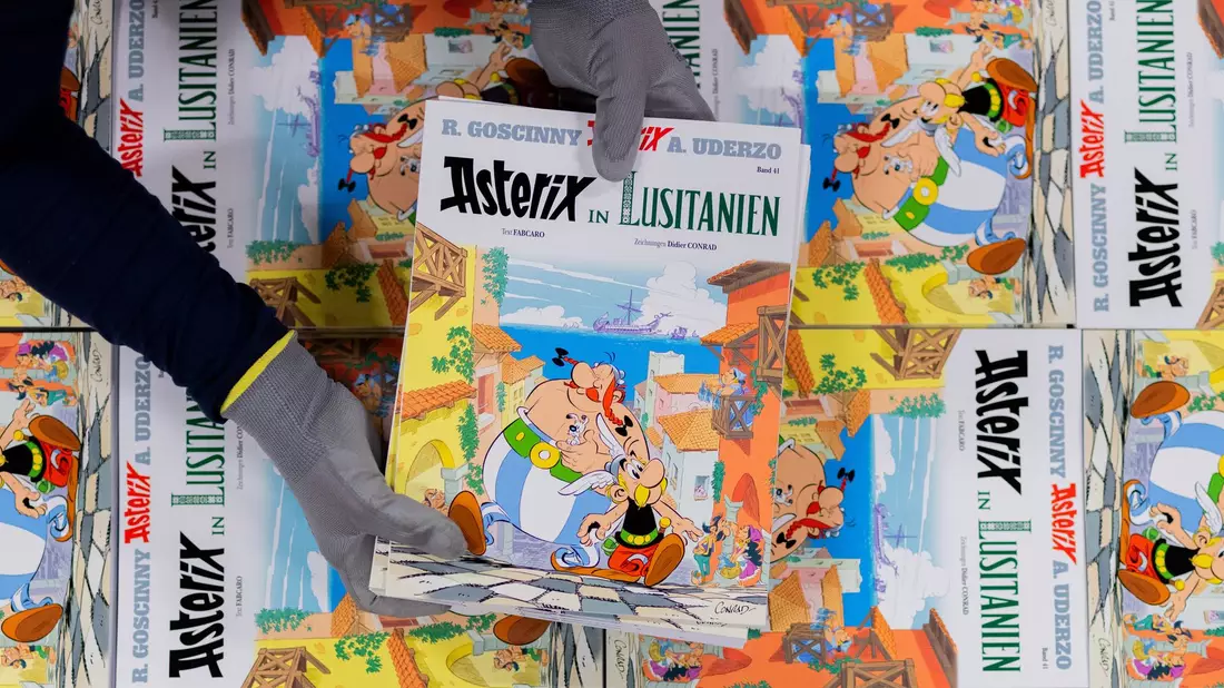 Ausgaben des neuen Asterix-Bandes Nummer 41. - Bild: Rolf Vennenbernd/dpa