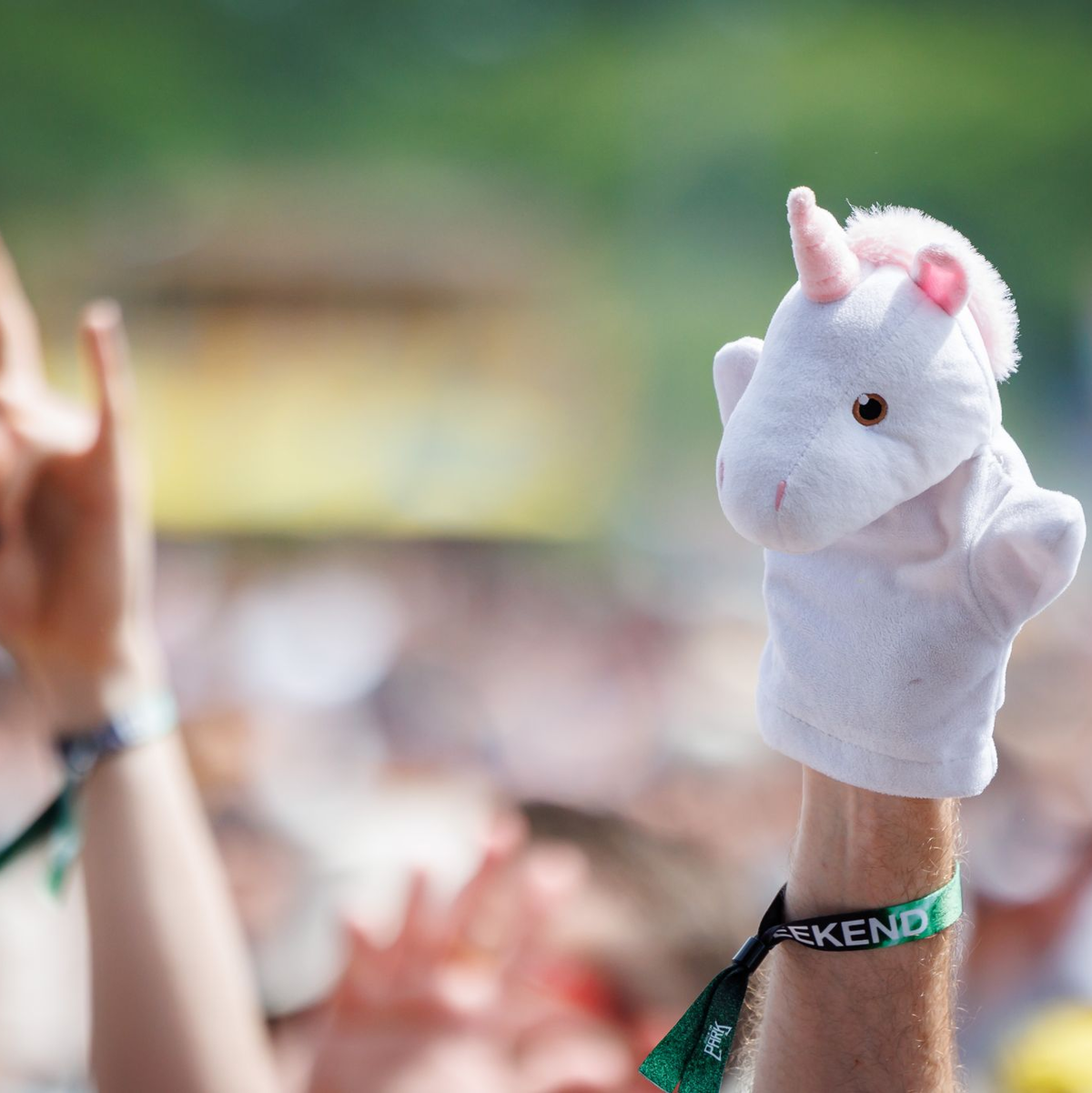 «A In unsicheren Zeiten suchen Menschen nach Halt – aber nicht immer in Religion oder Politik, sondern in Symbolen», sagt Wirtschaftspsychologin Doreen Ulrich. (Archivbild) - Foto: Daniel Karmann/dpa