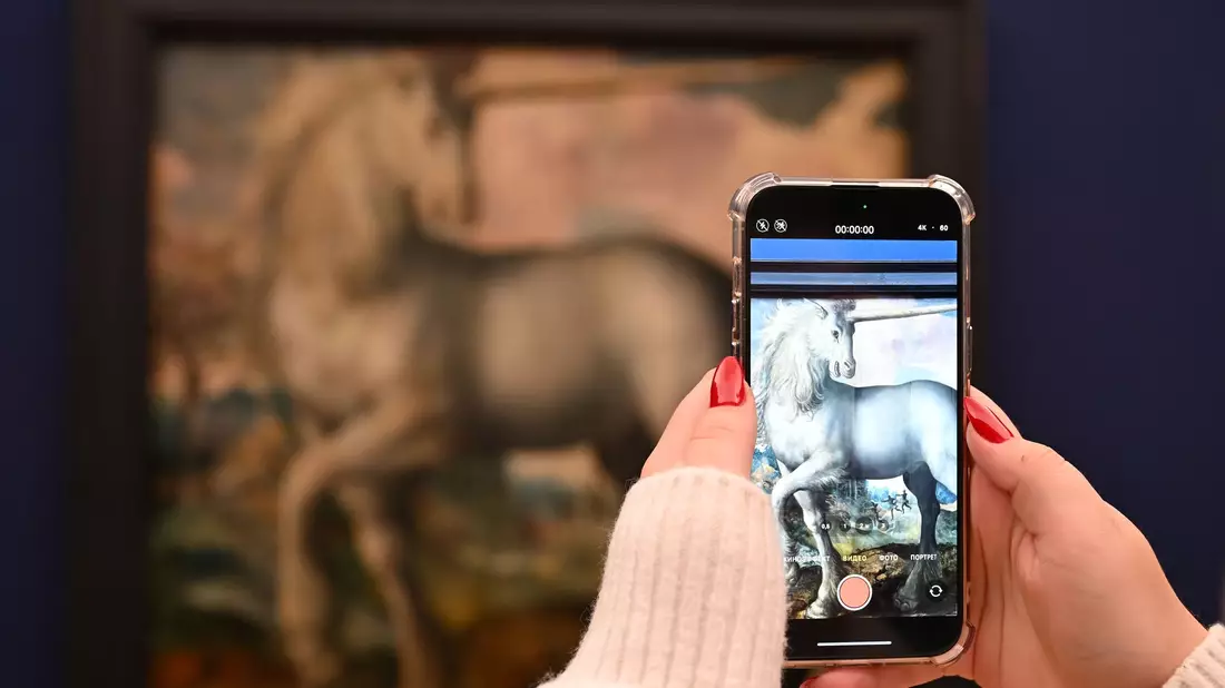 Im Museum Barberini beschäftigt sich eine Ausstellung mit dem Fabeltier.  - Bild: Lilli Förter/dpa