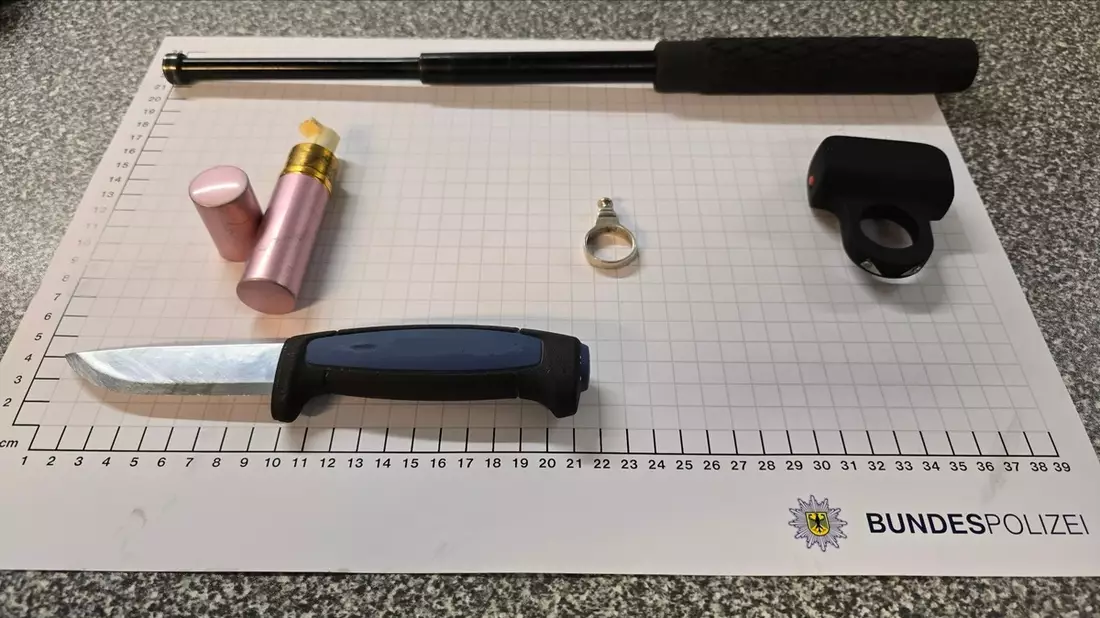 BPOL NRW: Fünf Kontrollen, fünf Waffen - Bundespolizei bei Personenkontrollen erfolgreich - Bild: presseportal.de