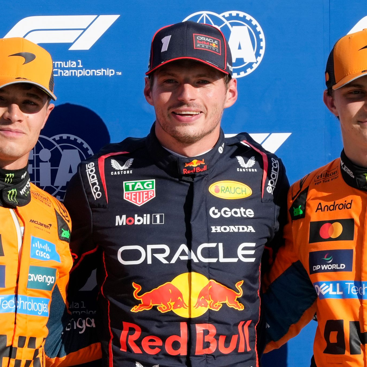 Das Momentum ist klar bei Max Verstappen (M). (Archivbild) - Foto: Luca Bruno/AP/dpa