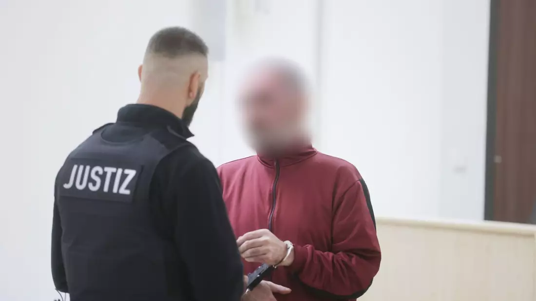 Der Angeklagte ließ über seinen Verteidiger erklären, dass er die Tat zutiefst bereue. - Bild: Bodo Schackow/dpa