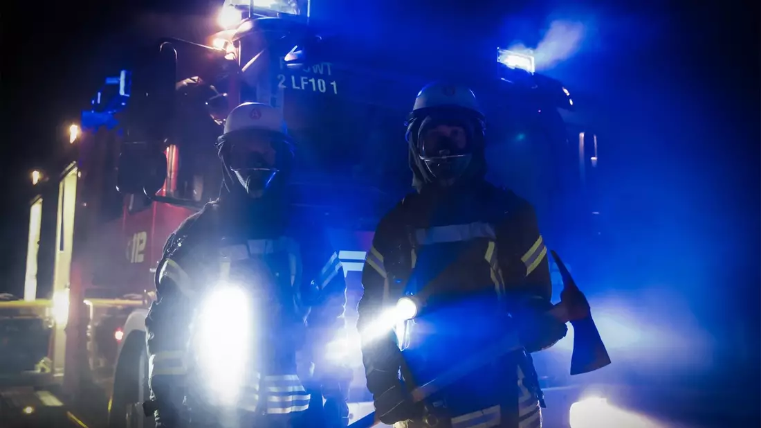 FFW Schwalmtal: Feuerwehr löscht Wohnungsbrand unter Polizeischutz in Amern - Bild: presseportal.de