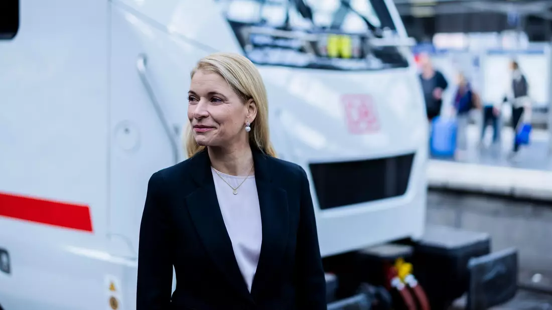Die neue Bahnchefin, Evelyn Palla, will den Konzern neu aufstellen. (Archivbild) - Bild: Christoph Soeder/dpa