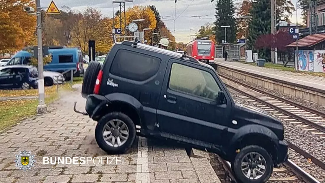 Bundespolizeidirektion München: Auto im Gleis / Gleissperrung in Feldafing - Bild: presseportal.de