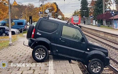 Bundespolizeidirektion München: Auto im Gleis / Gleissperrung in Feldafing - Foto: presseportal.de