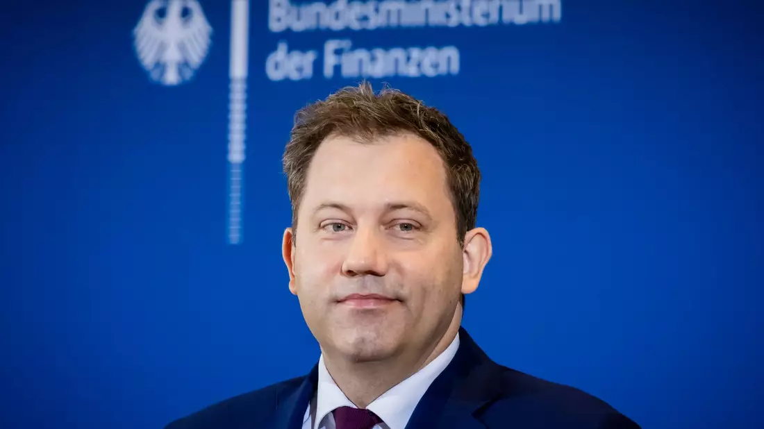 Klingbeil sieht keine Chance für zusätzliche Wünsche seiner Kabinettskollegen.  - Bild: Christoph Soeder/dpa