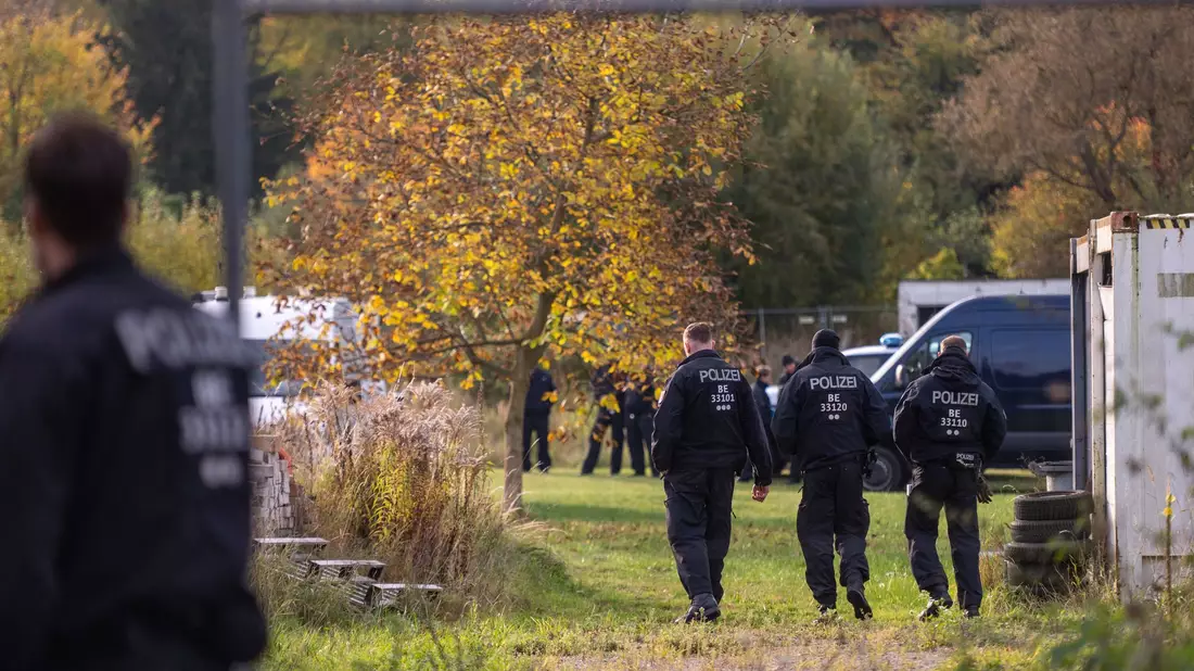 Die Polizei hat in Brandenburg mit Suchen die Ermittlungen im Fall Rebecca fortgesetzt. (Archivbild) - Bild: Christophe Gateau/dpa