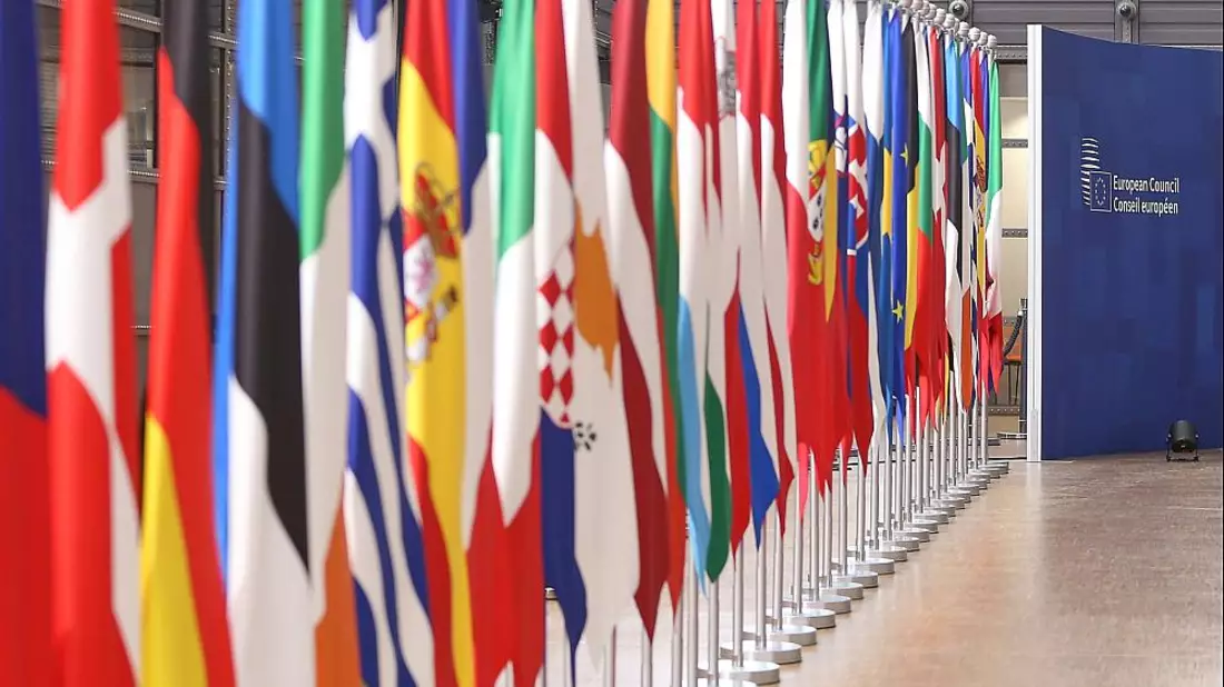 Fahnen der EU-Mitgliedsländer beim Europäischen Rat am 23.10.2025 - Bild: über dts Nachrichtenagentur