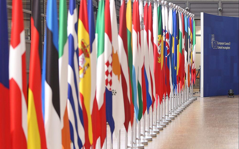 Fahnen der EU-Mitgliedsländer beim Europäischen Rat am 23.10.2025 - Foto: über dts Nachrichtenagentur