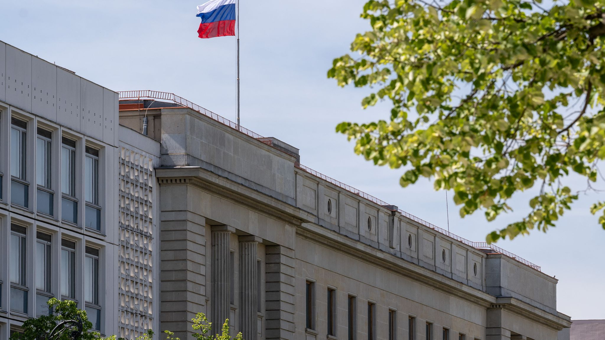 Das Personal der russischen Botschaft in Berlin wird künftig nicht mehr einfach so in andere EU-Staaten reisen dürfen. (Archivbild) - Foto: Soeren Stache/dpa