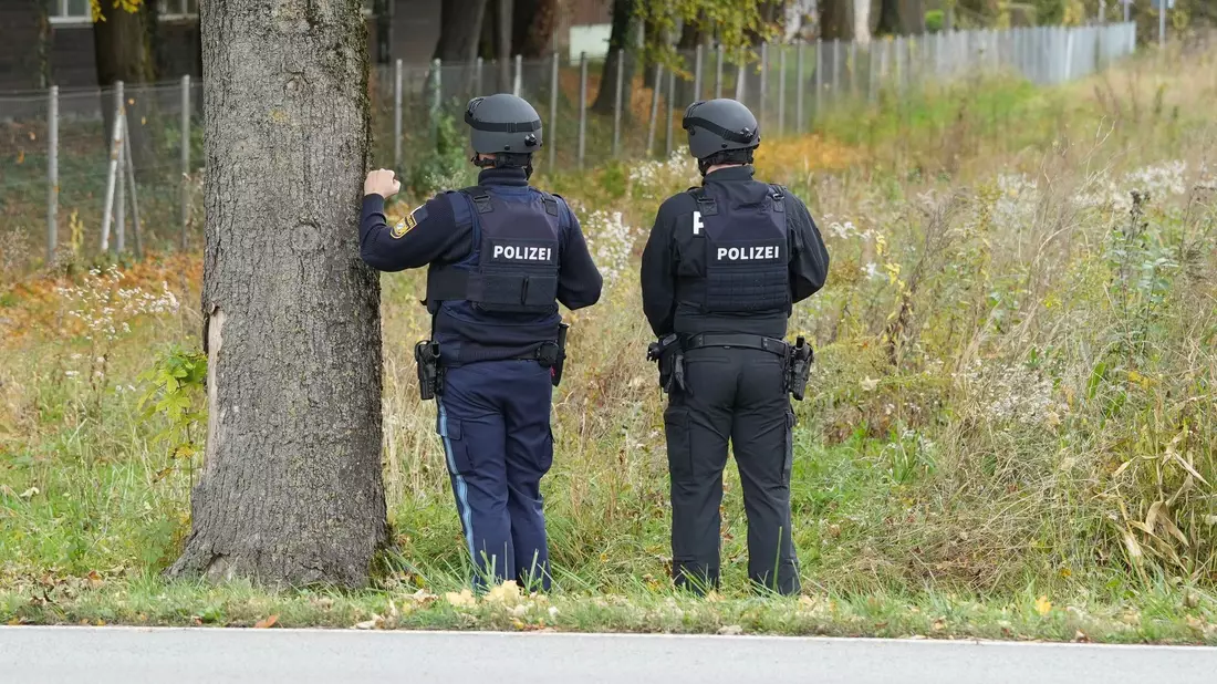Polizisten ermittelten am Tag nach dem Vorfall zur Ursache und dem genauen Hergang. - Bild: Lars Haubner/News5/dpa