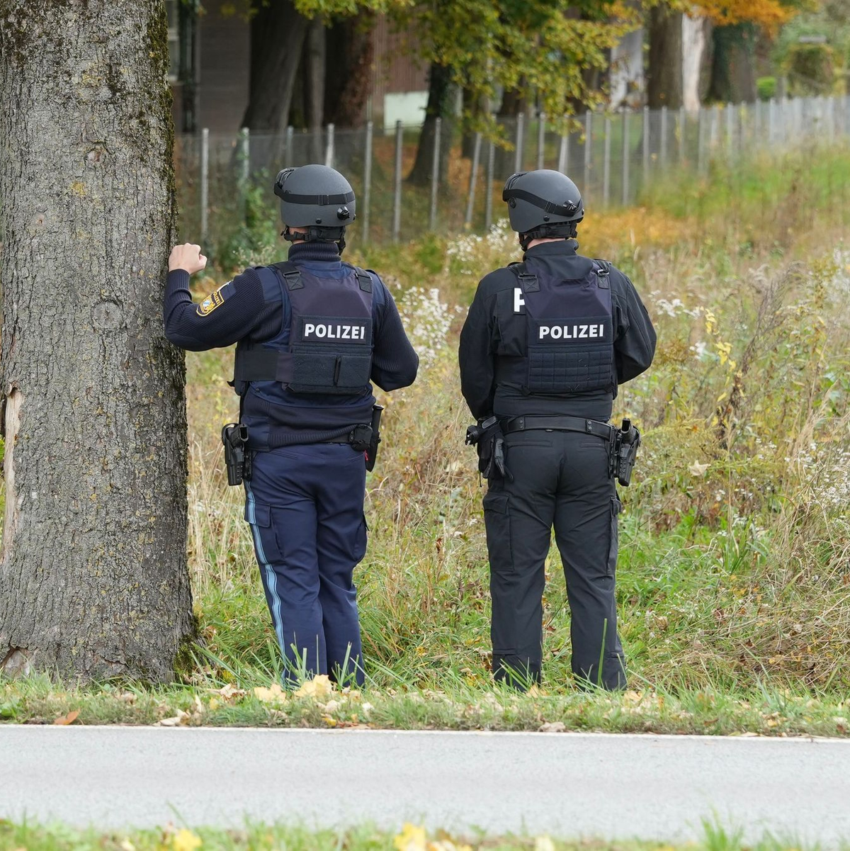 Polizisten ermittelten am Tag nach dem Vorfall zur Ursache und dem genauen Hergang. - Foto: Lars Haubner/News5/dpa