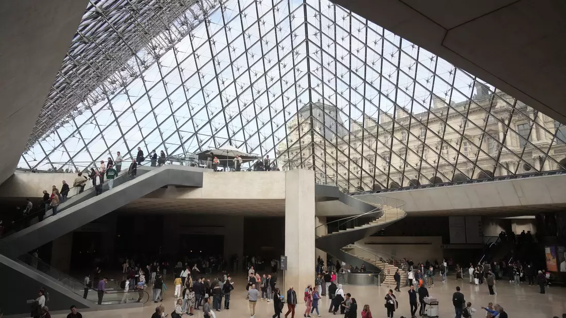 Das Alarmsystem im Louvre hat während des spektakulären Einbruchs funktioniert (Archivbild). - Bild: Thibault Camus/AP/dpa