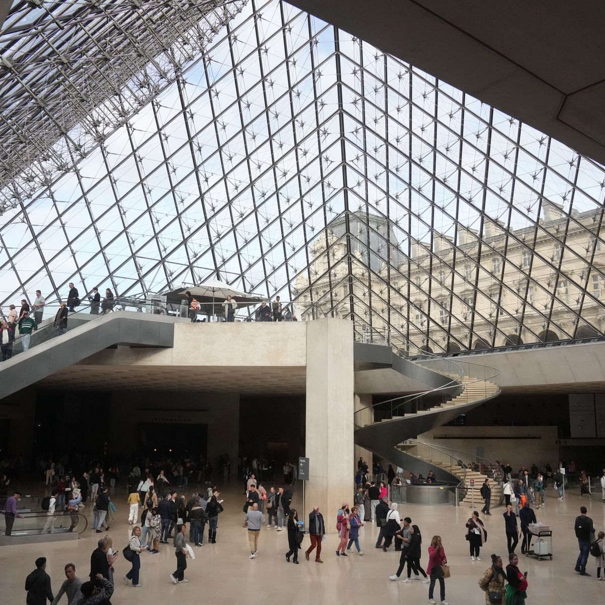 Das Alarmsystem im Louvre hat während des spektakulären Einbruchs funktioniert (Archivbild). - Foto: Thibault Camus/AP/dpa