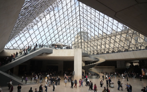 Das Alarmsystem im Louvre hat während des spektakulären Einbruchs funktioniert (Archivbild). - Foto: Thibault Camus/AP/dpa