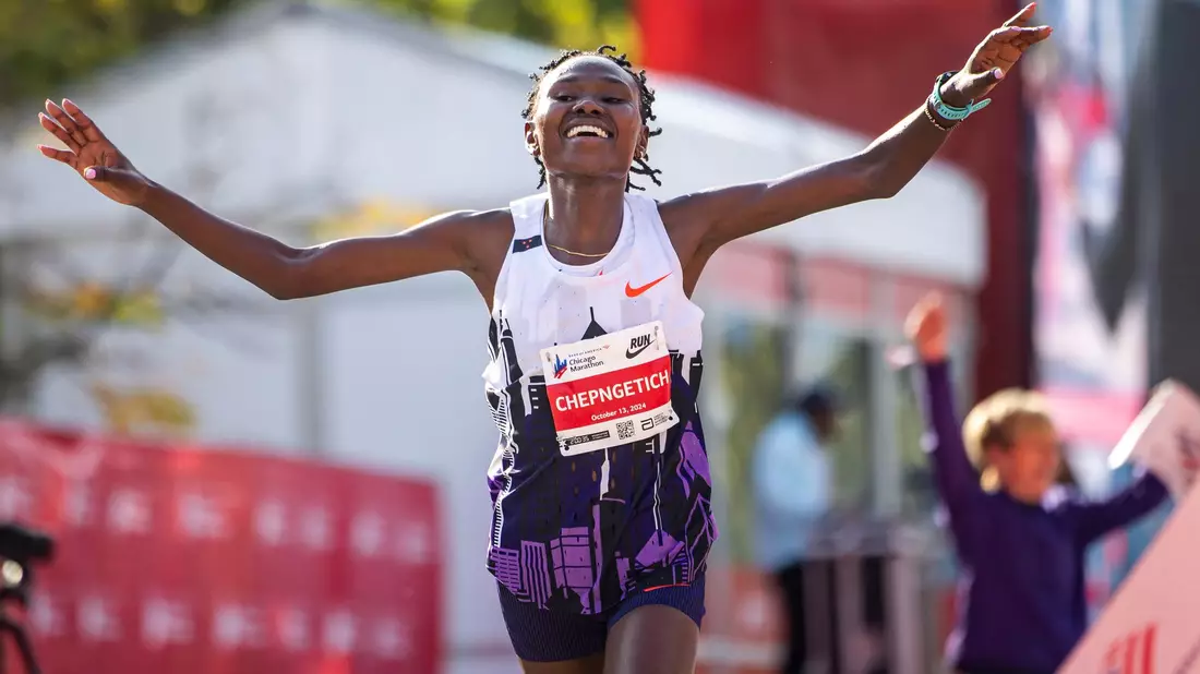 Ruth Chepngetich lief in Chicago als erste Frau einen Marathon unter 2:10 Stunden und wurde nun für drei Jahre gesperrt. - Bild: Tess Crowley/Chicago Tribune/AP/dpa