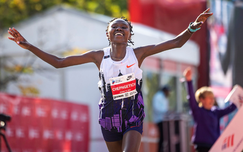 Ruth Chepngetich lief in Chicago als erste Frau einen Marathon unter 2:10 Stunden und wurde nun für drei Jahre gesperrt. - Foto: Tess Crowley/Chicago Tribune/AP/dpa Ruth Chepngetich lief in Chicago als erste Frau einen Marathon unter 2:10 Stunden und wurde nun für drei Jahre gesperrt. - Foto: Tess Crowley/Chicago Tribune/AP/dpa