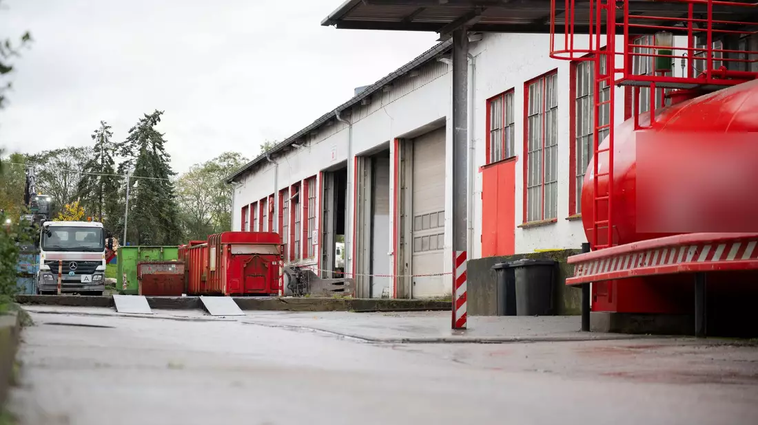 Erneut war die Polizei im Fall des toten Fabian in der Region Güstrow sichtbar aktiv.  - Bild: Philip Dulian/dpa