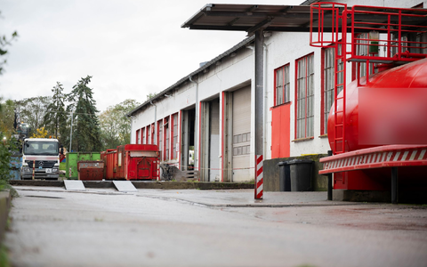 Erneut war die Polizei im Fall des toten Fabian in der Region Güstrow sichtbar aktiv.  - Foto: Philip Dulian/dpa