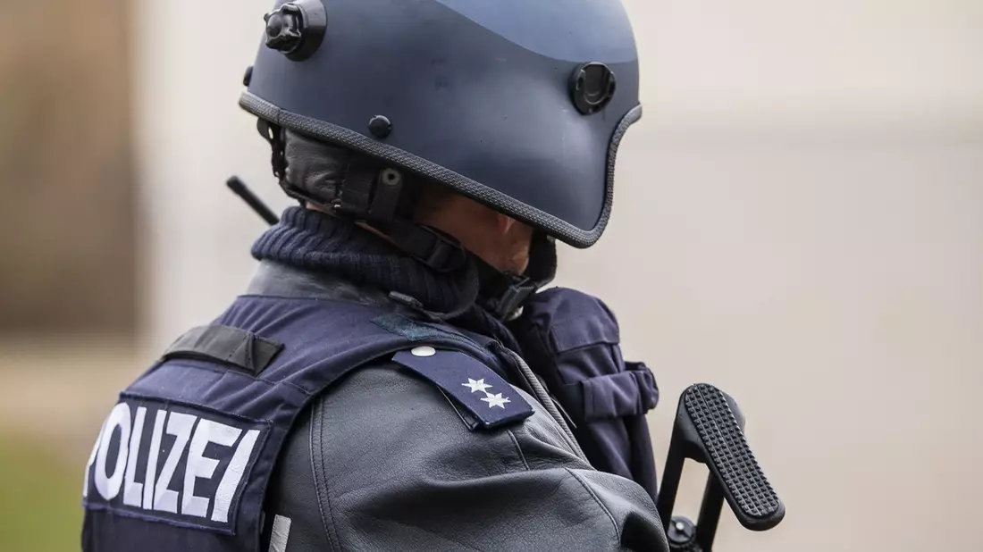 POL-PPRP: Einsatztraining der Polizeiinspektion Ludwigshafen 1 in der Karolina-Burger-Schule - Bild: presseportal.de