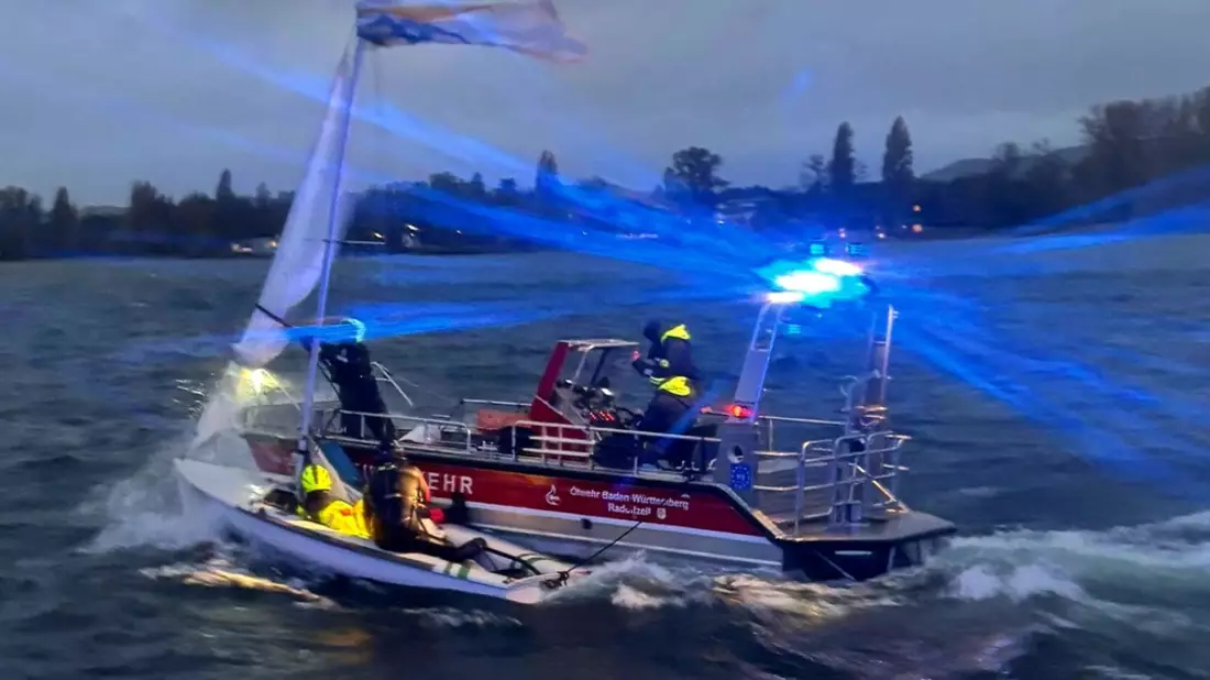 FW-Radolfzell: Havariertes Segelboot durch Sturm - Bild: presseportal.de