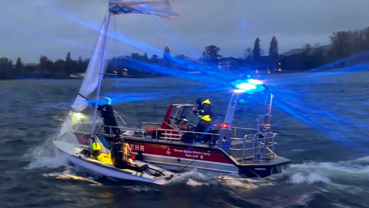 FW-Radolfzell: Havariertes Segelboot durch Sturm - Foto: presseportal.de