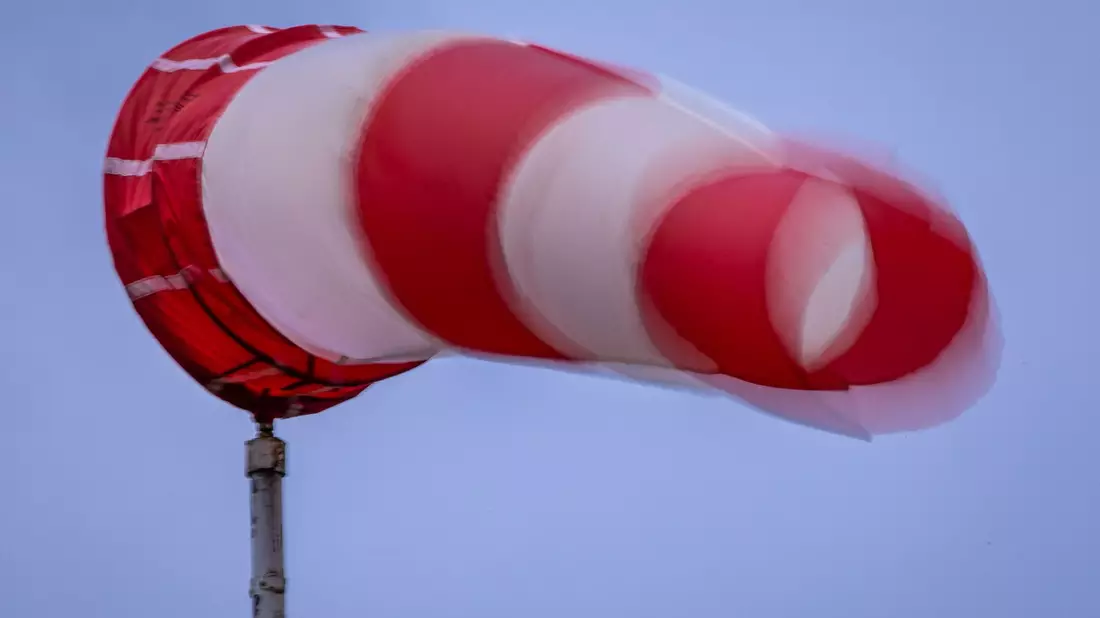 In der zweiten Nachthälfte bis zum Morgen wird es nach Einschätzung des Deutschen Wetterdienstes (DWD) vor allem an der Nordseeküste stürmisch.  - Bild: Jens Büttner/dpa/dpa-tmn