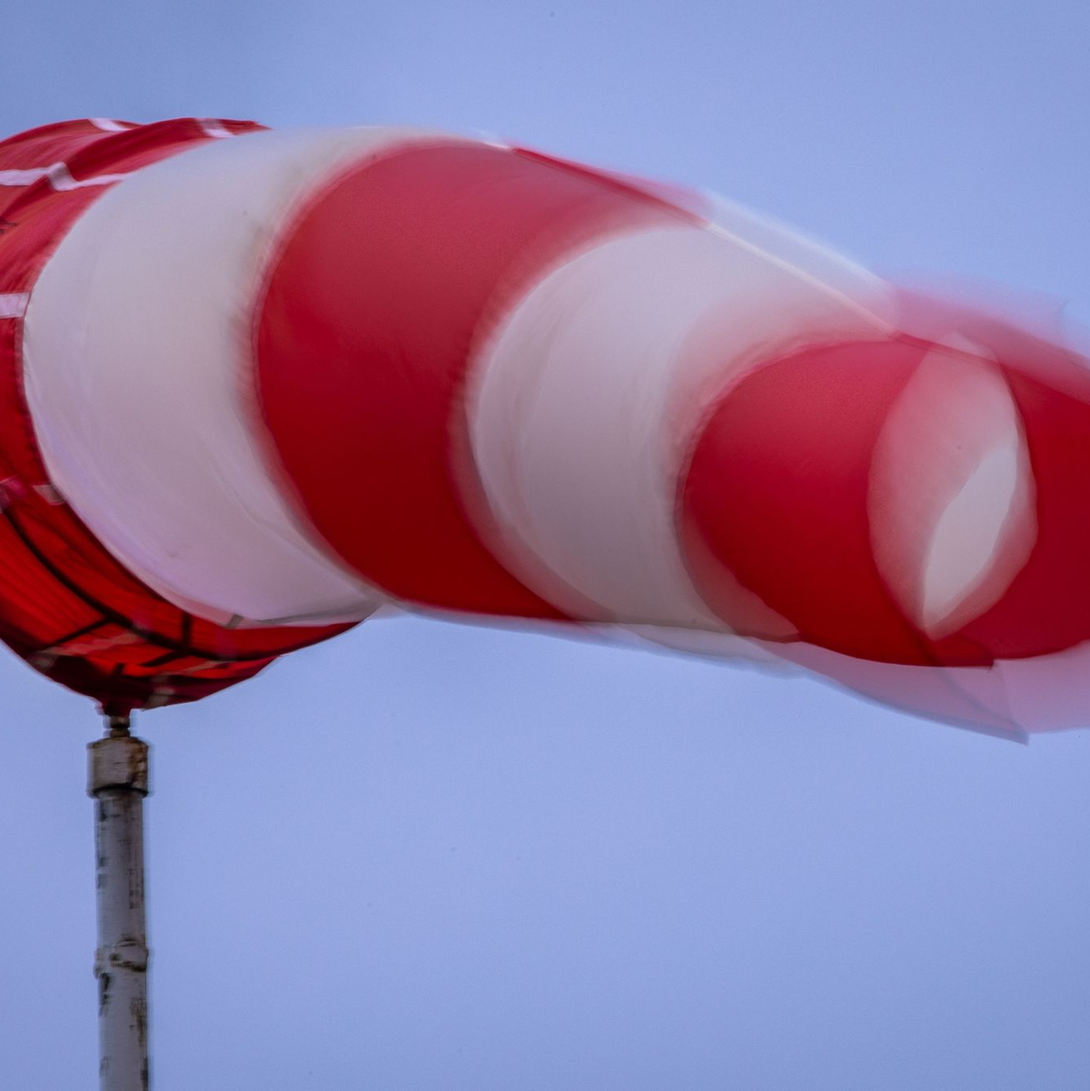 In der zweiten Nachthälfte bis zum Morgen wird es nach Einschätzung des Deutschen Wetterdienstes (DWD) vor allem an der Nordseeküste stürmisch.  - Foto: Jens Büttner/dpa/dpa-tmn