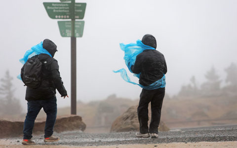 Auch am Freitag bleibt es der Vorhersage nach ungemütlich.  - Foto: Matthias Bein/dpa