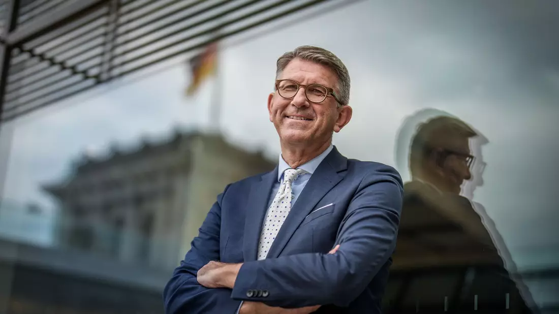 Kulturstaatsminister Wolfram Weimar (parteilos) würdigt die Bedeutung von Bibliotheken. (Archivbild)  - Bild: Michael Kappeler/dpa