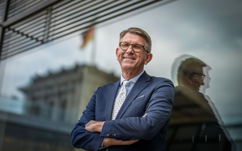 Kulturstaatsminister Wolfram Weimar (parteilos) würdigt die Bedeutung von Bibliotheken. (Archivbild)  - Foto: Michael Kappeler/dpa