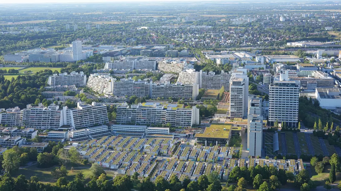 Das Olympische Dorf der Sommerspiele 1972 in München bietet heute viele Wohnungen. (Archivbild) - Bild: Soeren Stache/dpa