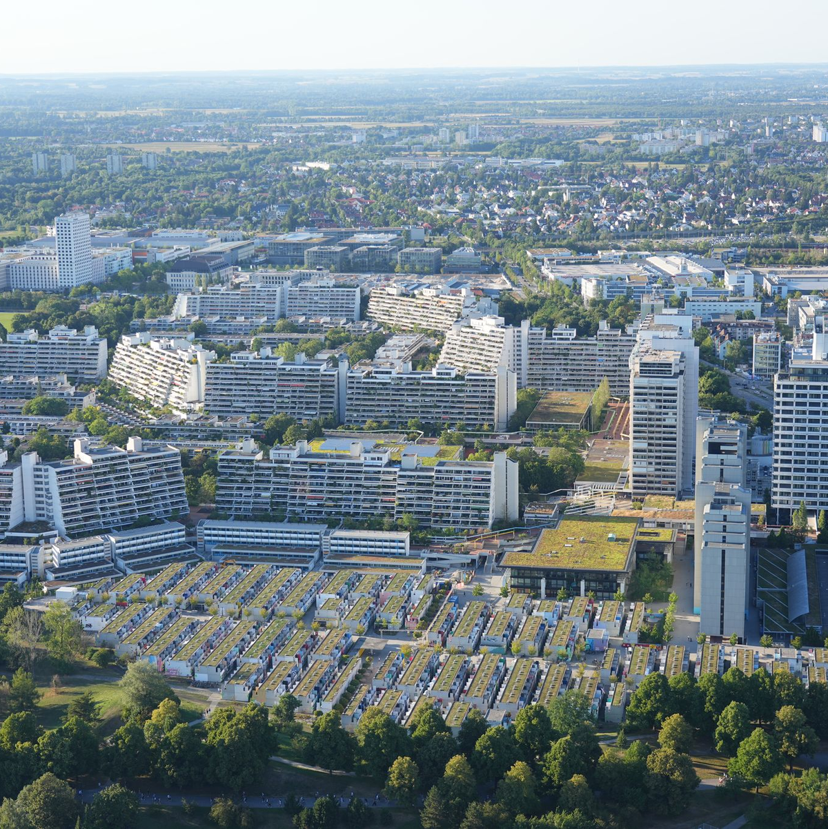 Das Olympische Dorf der Sommerspiele 1972 in München bietet heute viele Wohnungen. (Archivbild) - Foto: Soeren Stache/dpa