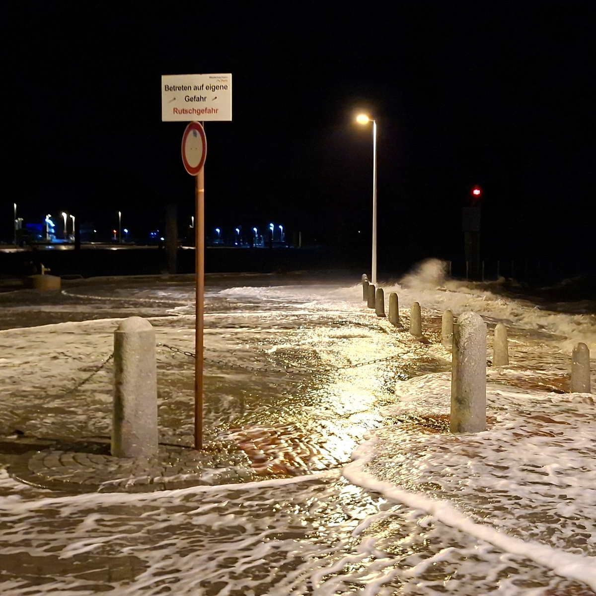 Wellen überspülten die Uferpromenade in Wilhelmshaven.  - Foto: Kai Moorschlatt/dpa