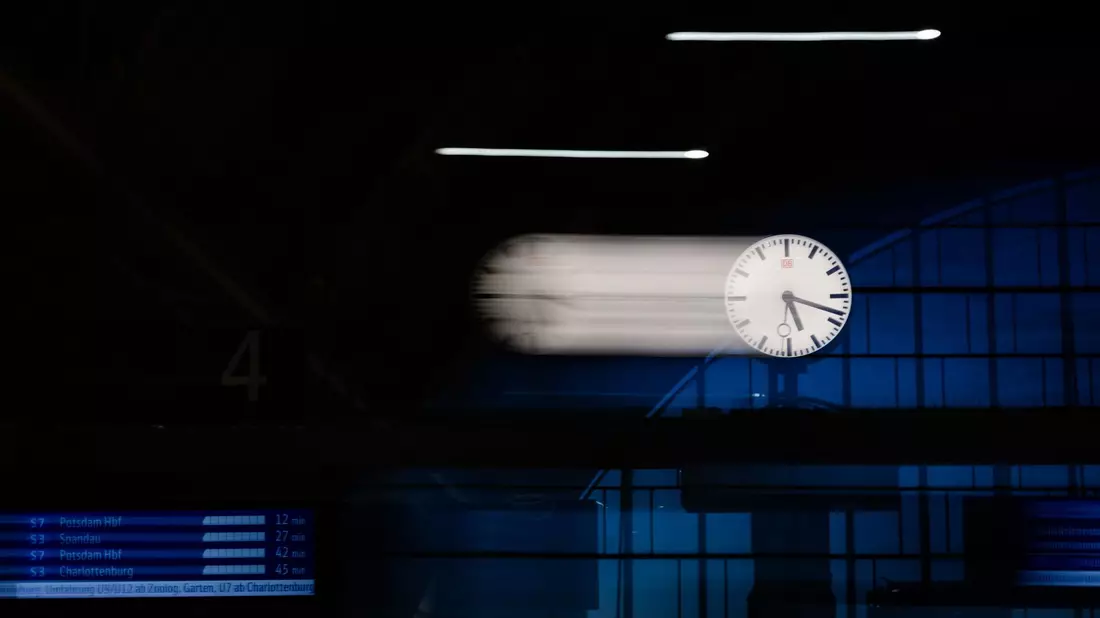 Am Sonntag werden die Uhren auf Winterzeit zurückgestellt. (Symbolbild)  - Bild: Christoph Soeder/dpa