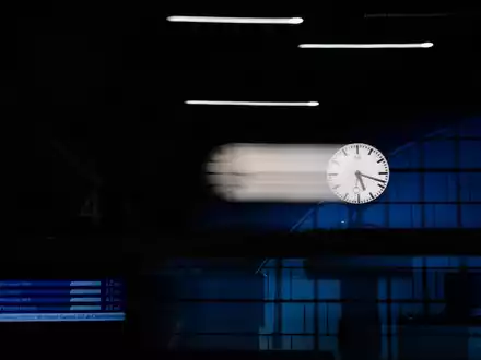 Am Sonntag werden die Uhren auf Winterzeit zurückgestellt. (Symbolbild)  - Foto: Christoph Soeder/dpa