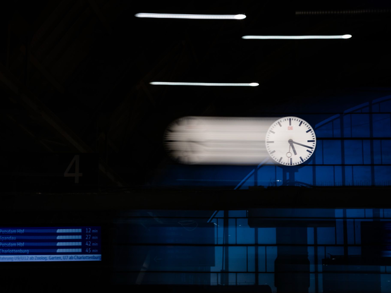 Am Sonntag werden die Uhren auf Winterzeit zurückgestellt. (Symbolbild)  - Foto: Christoph Soeder/dpa