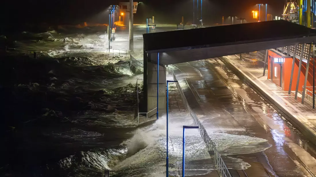 Das Wasser der Nordsee peitscht auf den Fährhafen Dagebüll. - Bild: Bodo Marks/dpa