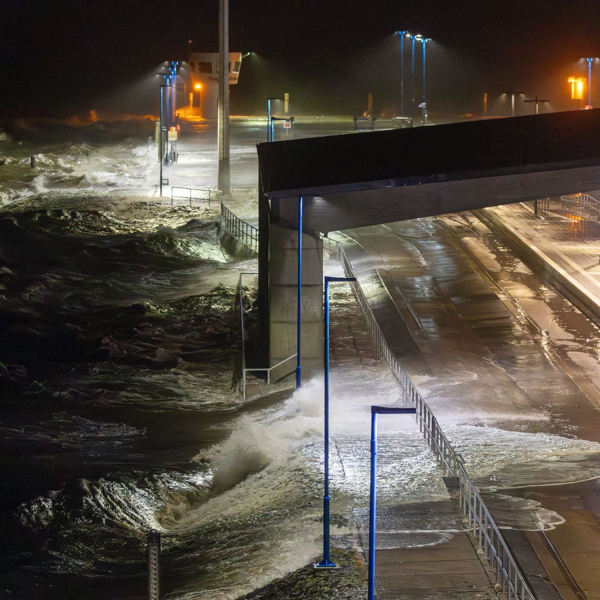 Das Wasser der Nordsee peitscht auf den Fährhafen Dagebüll. - Foto: Bodo Marks/dpa