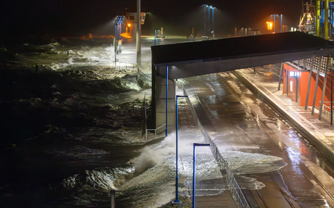 Der Sturm sorgte teils für Überschwemmungen. - Foto: Bodo Marks/dpa