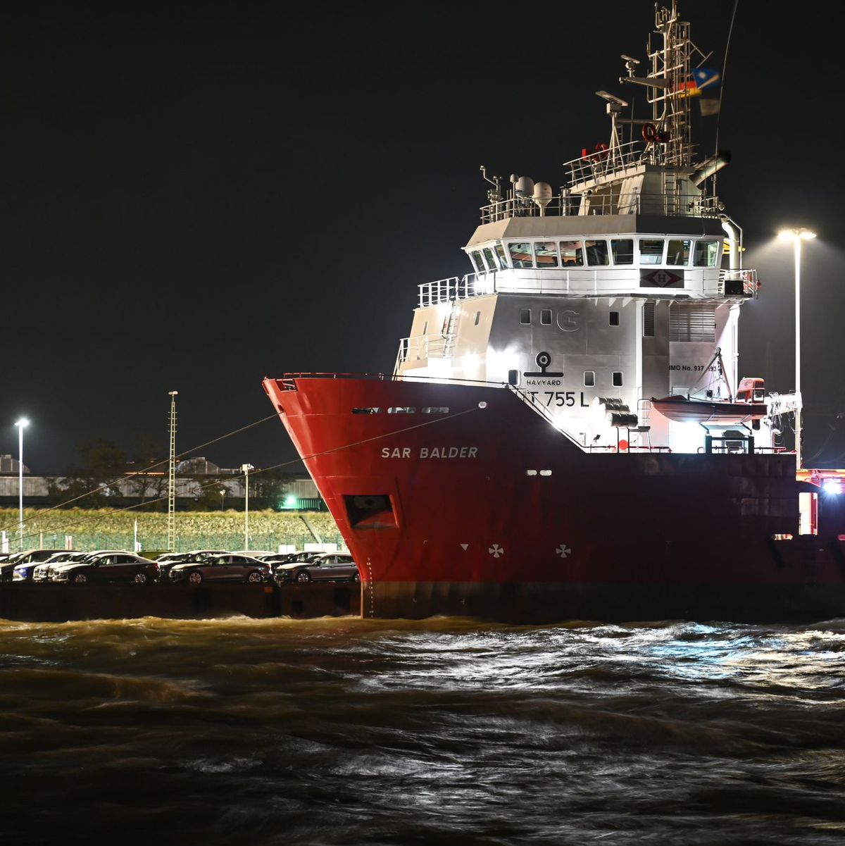 Schiffe versuchen in den Häfen Schutz vor dem Unwetter zu finden.  - Foto: Lars Penning/dpa