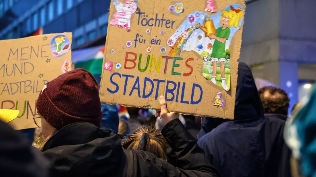 Recht gaben dem Kanzler deutlich mehr Ältere als Jüngere. - Bild: Alex Talash/dpa